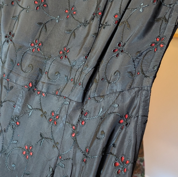 1950s gorgeous black and red taffeta scalloped dress - Picture 9 of 9